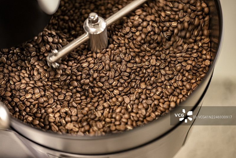 烘焙完成的咖啡豆深烘焙过程，倾倒至冷却批次图片素材