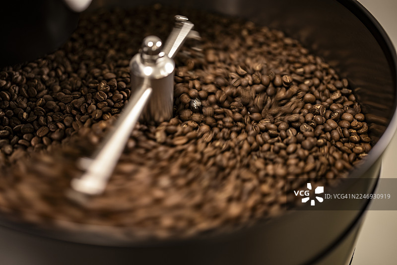 烘焙完成后，深烘咖啡豆正在倾倒至冷却批次图片素材