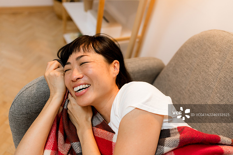 日本女性因腹部不适而痛苦地皱眉图片素材