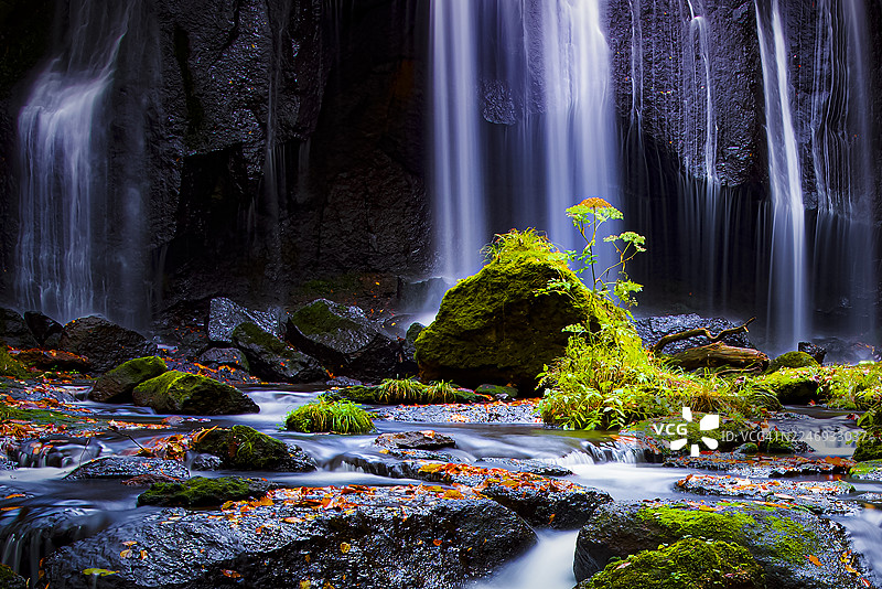 秋季福岛县辰泽不动瀑布的风景图片素材