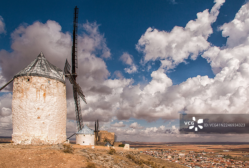 西班牙孔苏埃格拉的历史风车，天空布满戏剧性的云彩图片素材