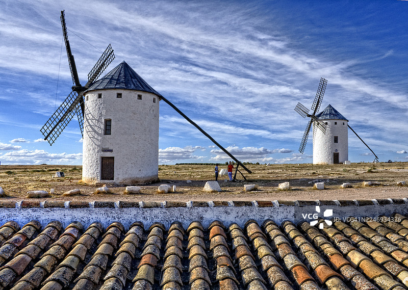 西班牙坎波德克里普塔纳风车在明媚的春日图片素材