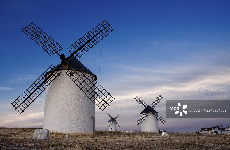西班牙 campo de criptana 风车在明媚的春日图片素材