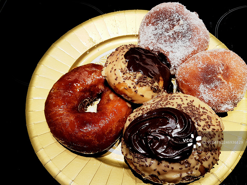 犹太新年油炸圆甜甜圈，在为期八天的光明节期间食用图片素材