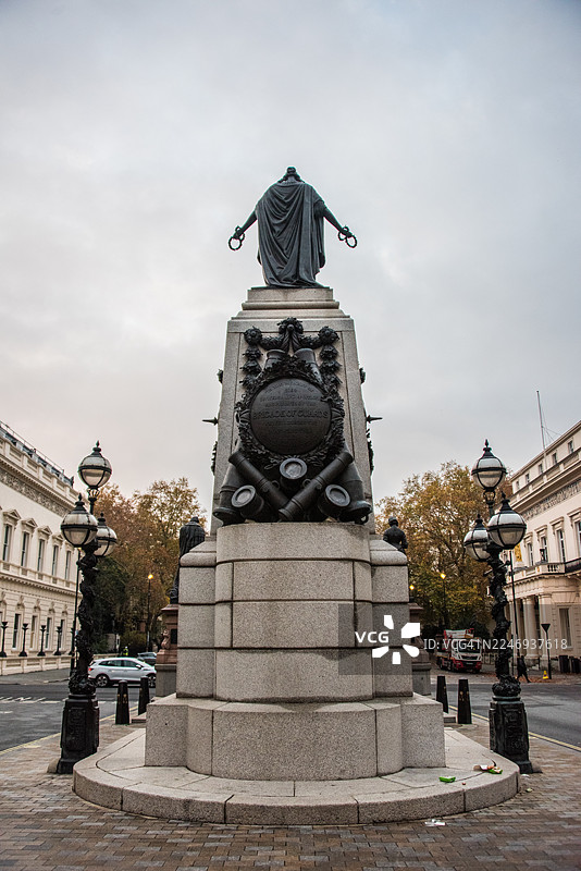 滑铁卢广场克里米亚战争纪念碑的卫兵背影图片素材