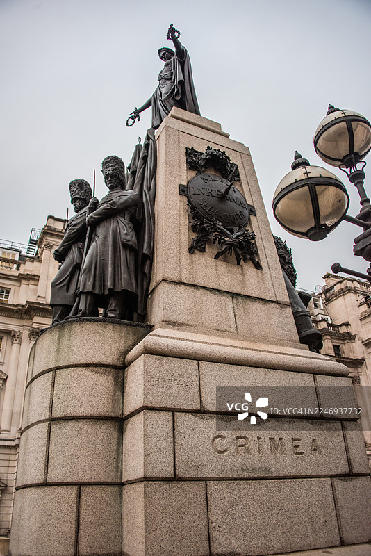 滑铁卢广场上的克里米亚战争纪念碑，碑文为“克里米亚”图片素材