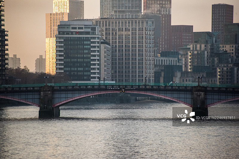 伦敦泰晤士河上的兰贝斯桥和河畔高楼图片素材