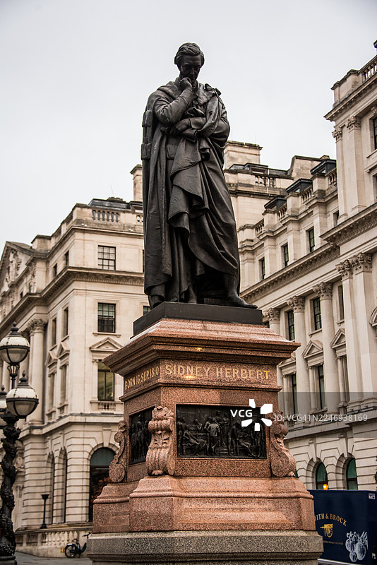 位于威斯敏斯特的政府办公楼外的西德尼·赫伯特雕像图片素材