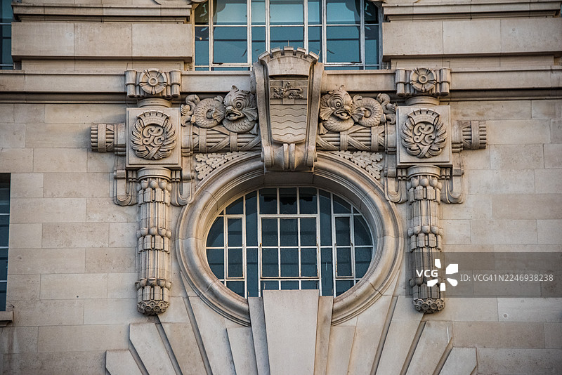 伦敦河畔建筑的装饰性石头窗户围边图片素材