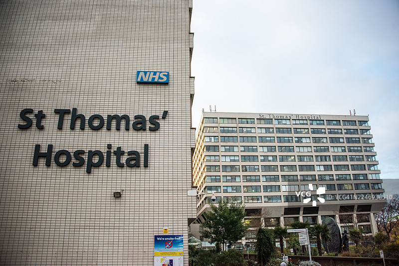 伦敦圣托马斯医院NHS标志及河畔楼图片素材