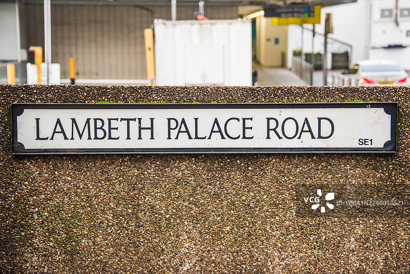 伦敦兰贝斯皇宫路街道标志，背景为建筑工地图片素材