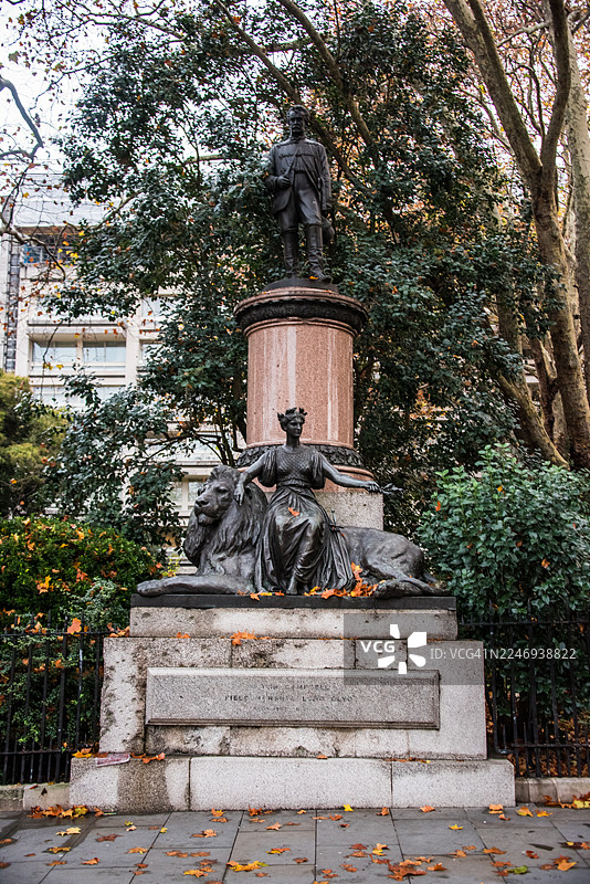 秋季，位于堤岸花园的戈登将军雕像图片素材