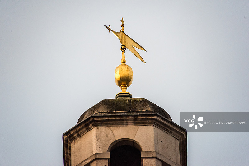 马术卫队大楼圆顶上的镀金风向标图片素材