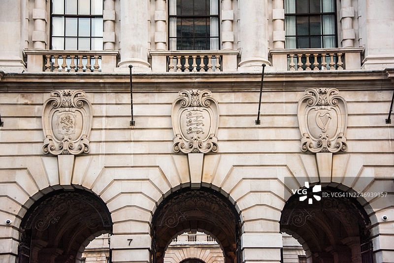 政府办公大楼乔治大街的拱形入口和皇家徽章图片素材