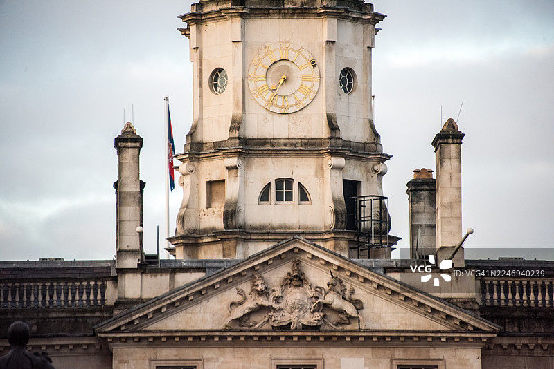 从后方仰视的钟楼和骑兵卫队大楼的山形墙图片素材