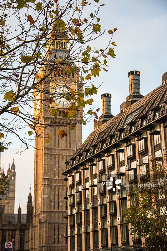 秋季，从威斯敏斯特桥路看到的唐宁街10号和伊丽莎白塔图片素材