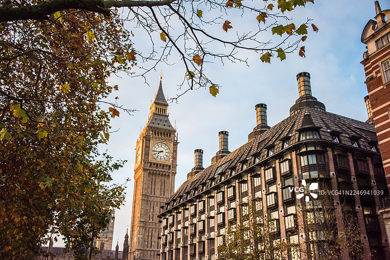 秋季从威斯敏斯特桥路上看到的堆栈门和伊丽莎白塔图片素材