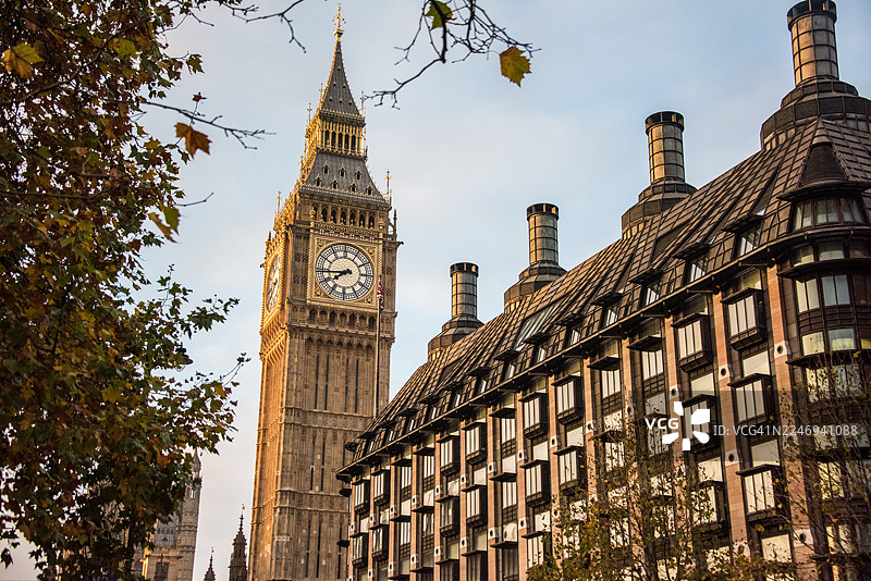 黄昏时分，威斯敏斯特的伊丽莎白塔与波特库利斯大楼图片素材