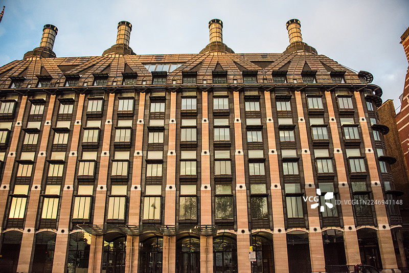 议会大厦立面毗邻威斯敏斯特桥路图片素材