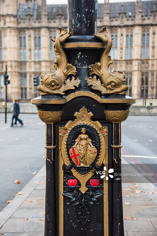 维多利亚堤岸，伦敦市灯柱，带有海豚和圣保罗标志图片素材
