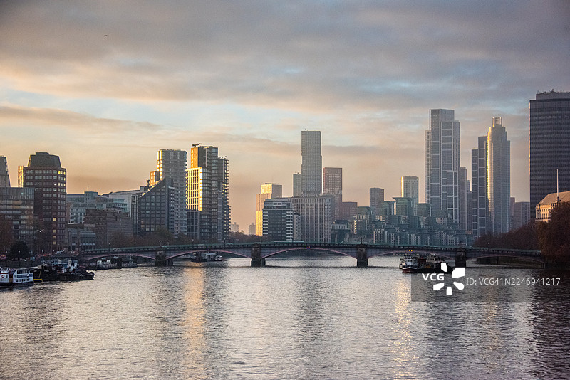 泰晤士河与沃克斯豪尔天际线在日落时分从威斯敏斯特眺望图片素材