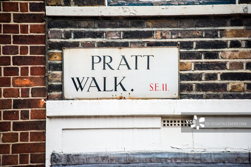 兰贝斯伦敦砖墙上的普拉特街步行标志图片素材