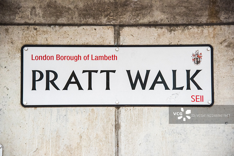 伦敦兰贝斯区普拉特街的石头墙上的街道标志图片素材
