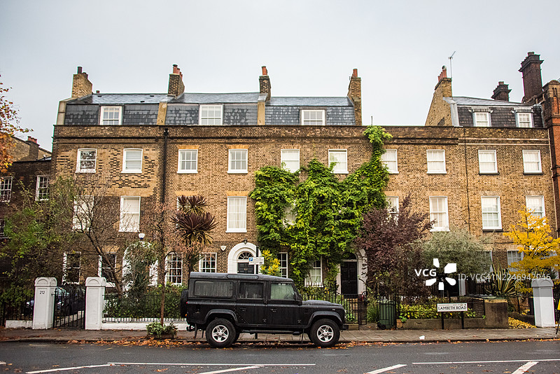 伦敦兰贝斯路上的联排房屋图片素材