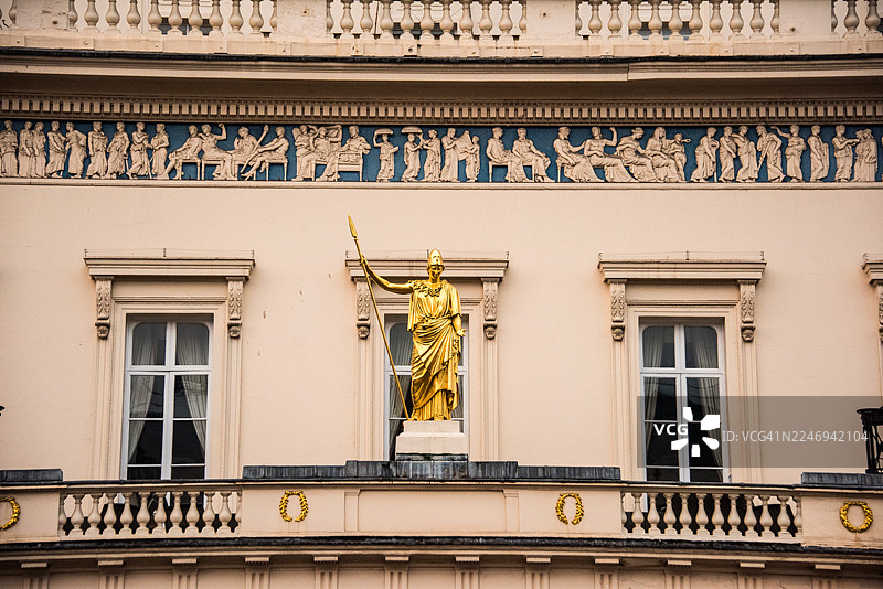帕尔马街改革俱乐部阳台上的镀金寓言人物图片素材