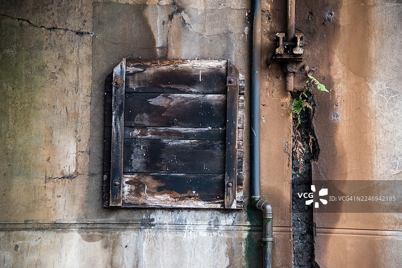 伦敦兰贝斯路铁路桥下的风化木质座椅图片素材