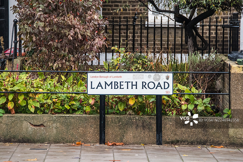 伦敦，有前花园和树木的兰贝斯路标图片素材