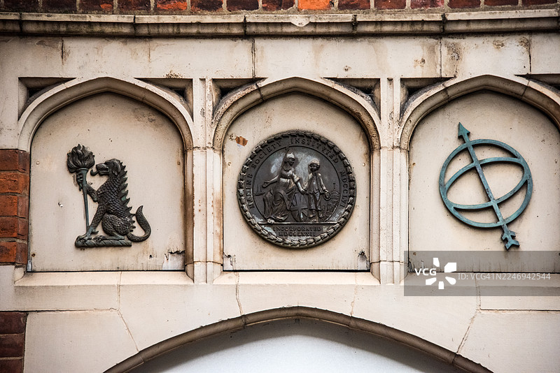 伦敦威斯敏斯特海军协会和海事学员入口上方的航海浮雕图片素材