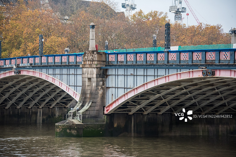 伦敦兰贝斯桥栏杆细节，背景为威斯敏斯特教堂塔楼图片素材