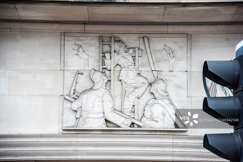 位于伦敦兰贝斯区的前伦敦消防队总部门口的消防员慰问小组图片素材