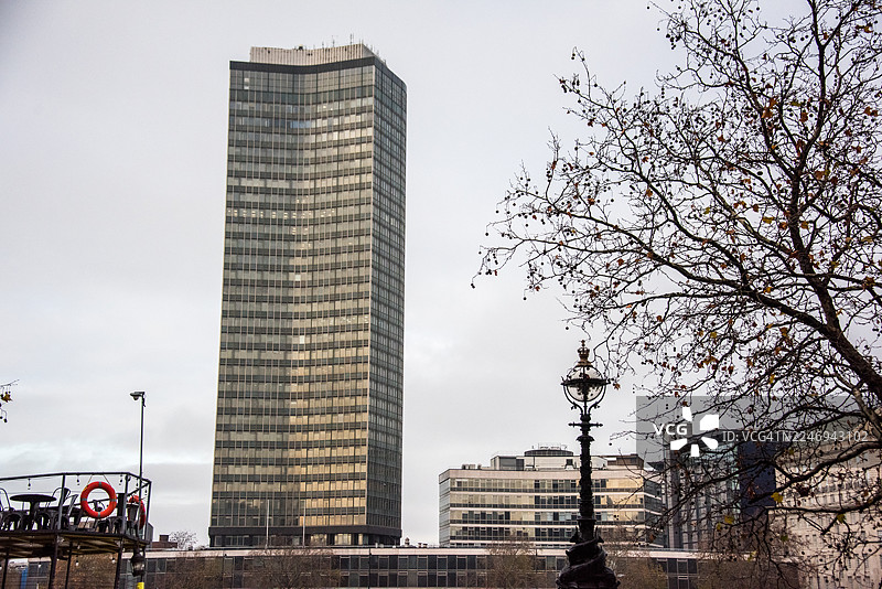 泰晤士河南岸的米尔班克大厦，位于伦敦威斯敏斯特区图片素材