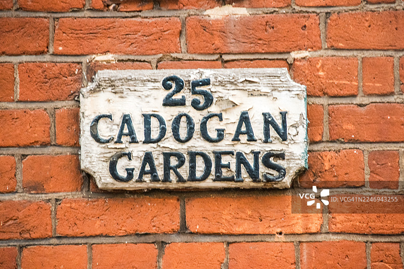 切尔西卡多根花园25号的门牌号，位于红砖墙上图片素材
