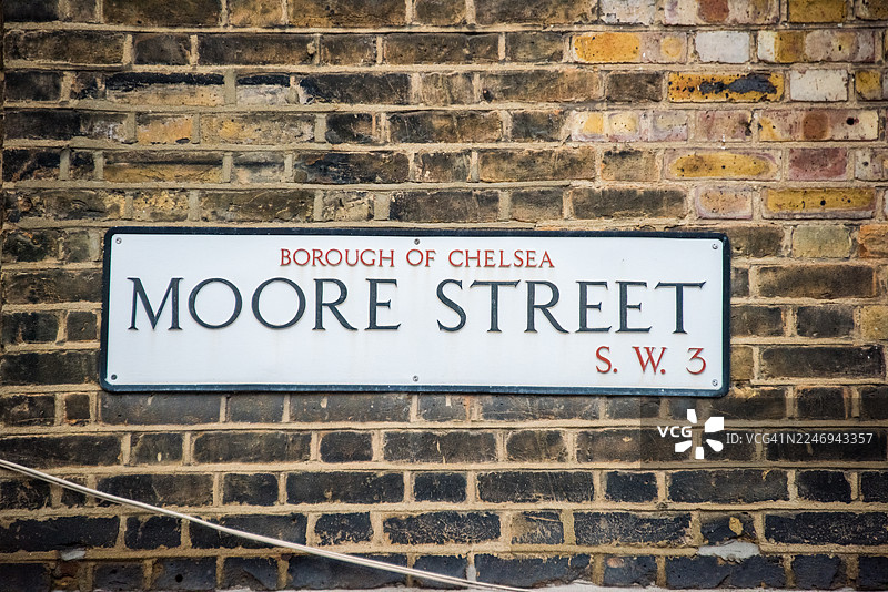 伦敦切尔西区穆尔街SW3路牌，背景为伦敦砖墙图片素材