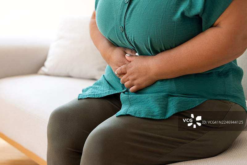 无法辨认的女性腹痛图片素材