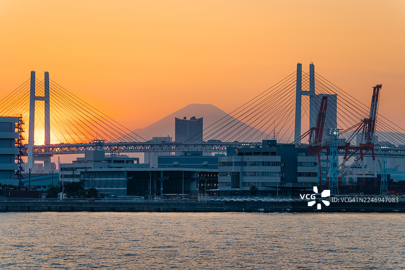 日落时分横滨港湾大桥和富士山在港口上空图片素材