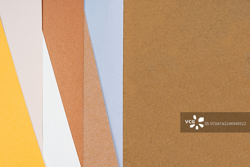 全画幅拍摄的彩色纸张，黄色纸张的特写纹理作为背景。图片素材