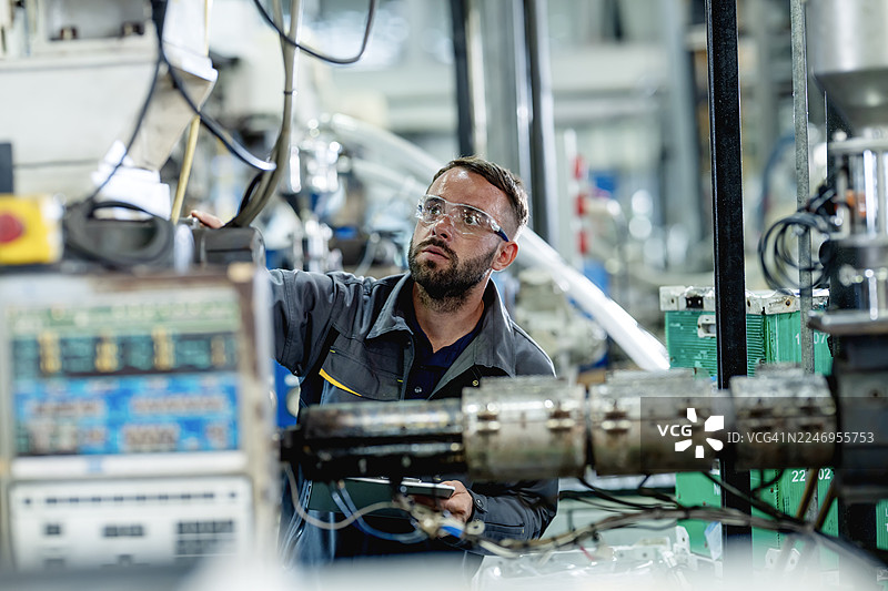 预防性维护，包括定期检查、维修设备和机械，对于制造业的顺畅、高效运行和产品质量至关重要。图片素材