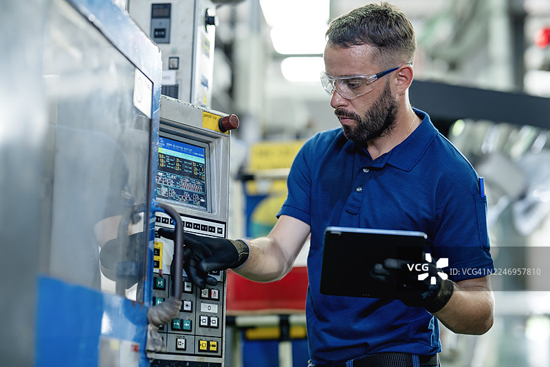 由机器学习驱动的预测性维护解决方案可提高维护效率，并促进制造业运营中更智能的决策。图片素材