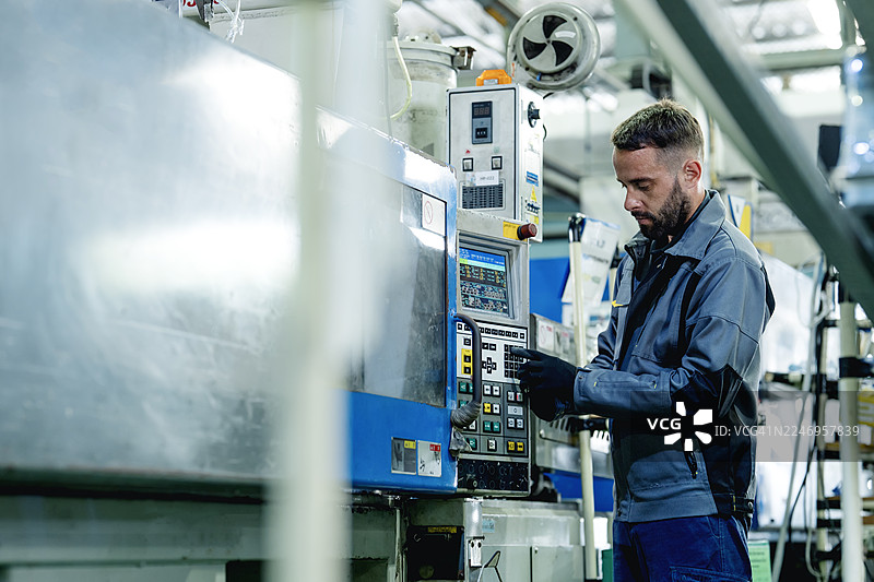 使用总设备效率（OEE）监控和衡量绩效，以优化制造流程。这种方法对于减少制造运营中的浪费和提高生产力至关重要。图片素材