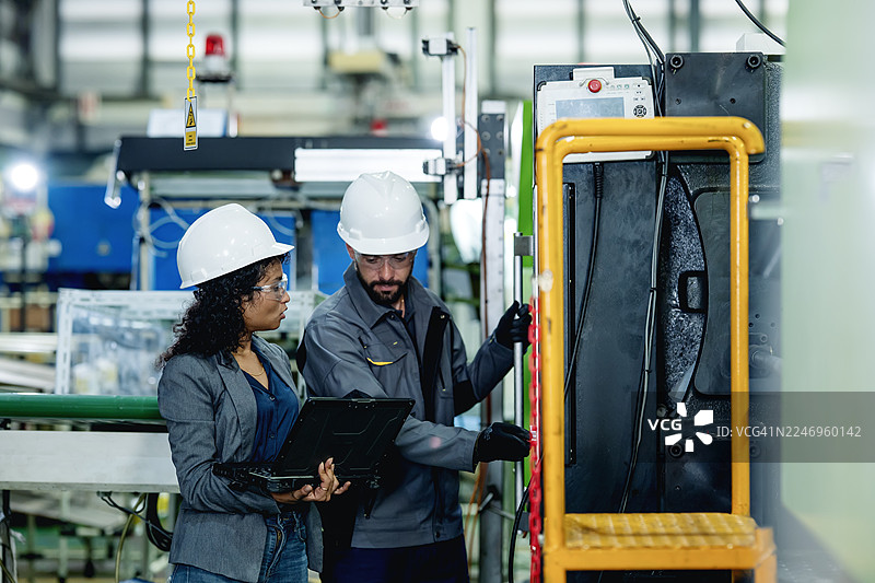 自动化作为强大的问题解决者，用可编程系统和工具取代了人力劳动。这极大地提高了整个制造过程的生产力、减少了错误、提高了安全性并提升了效率。图片素材