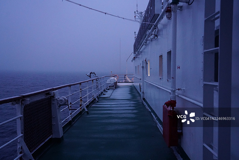 薄霜覆盖的船甲板上的暮光图片素材