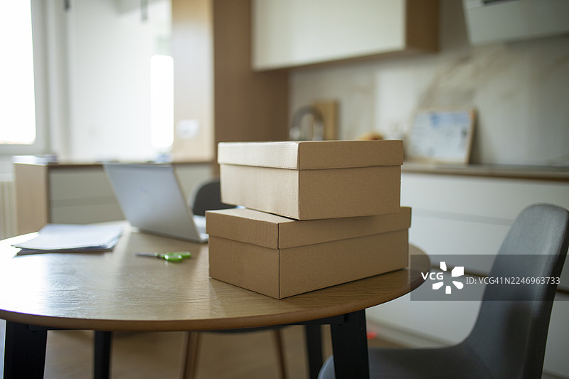 准备商品出售，打包，贴标签图片素材