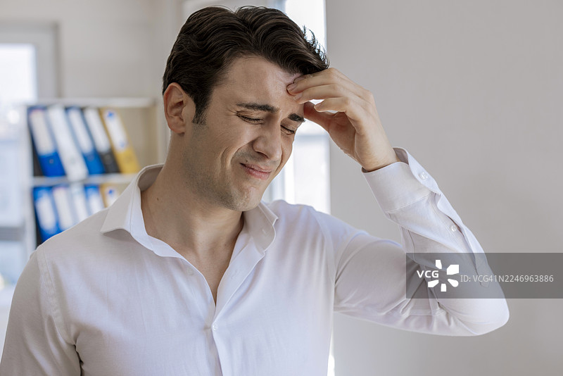 头痛的商人图片素材