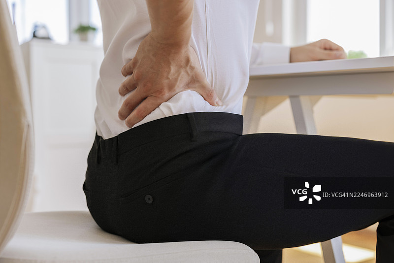 男人背痛图片素材