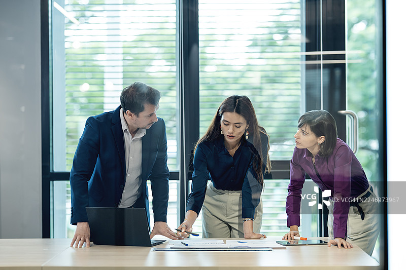 有效的战略规划通过将猜测转变为结构化的决策来消除猜测。该过程包括分析数据、制定全面战略以及持续监控进展，以确保可持续增长。图片素材