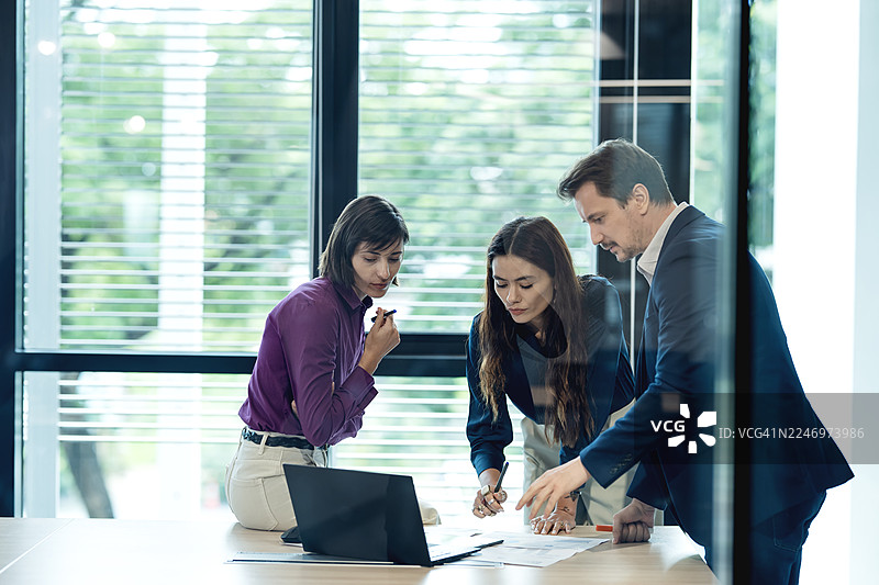 明确的战略对企业运营至关重要，它能指明方向、确立竞争优势并优化资源配置。这些因素对企业的长期成功都至关重要。图片素材